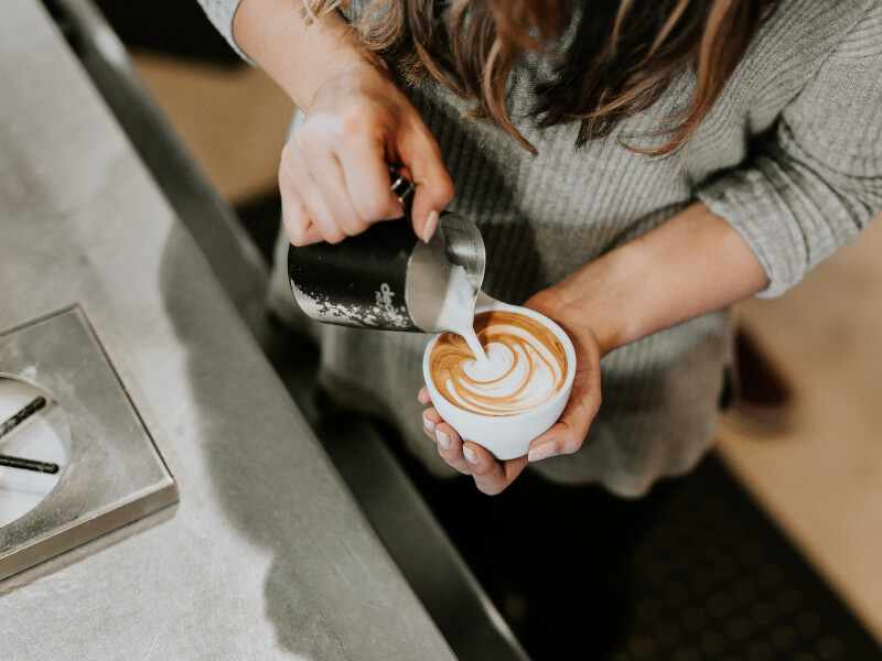 pouring latte art